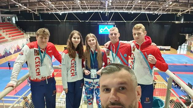 Gym Fighting Arena Ostrava-Poruba (ME v taekwondu ITF v chorvatské Poreči, 26. 3. až 2. 4. 2022). V popředí trenér Kamil Šamal. Zprava v pozadí Tomáš Gola, Stepan Knyshov, Terezy Tobolová a Kafonková, druhý kouč Adam Chlebek.