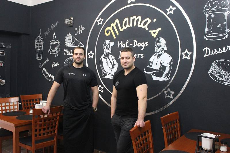 Mama‘s bistro. Novinkami jsou mimo jiné černá výmalba, nové logo s podobiznami bratrů Kaňákových, změny v jídelníčku a samozřejmě tři hvězdy u vstupu. 