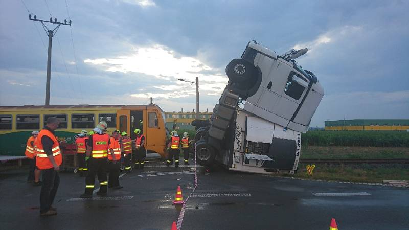 Nehoda na obávaném otickém přejezdu - vlak se tady srazil s kamionem, červenec 2019.