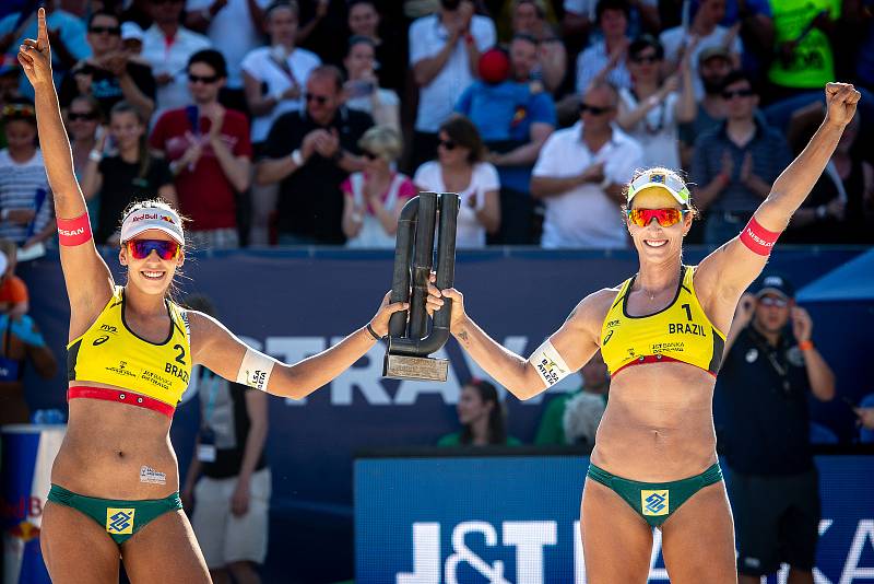 FIVB Světové série v plážovém volejbalu J&T Banka Ostrava Beach Open, 2. června 2019 v Ostravě. Finále žen, (1) Agatha Bednarczuk a (2) Eduarda Santos Lisboa.