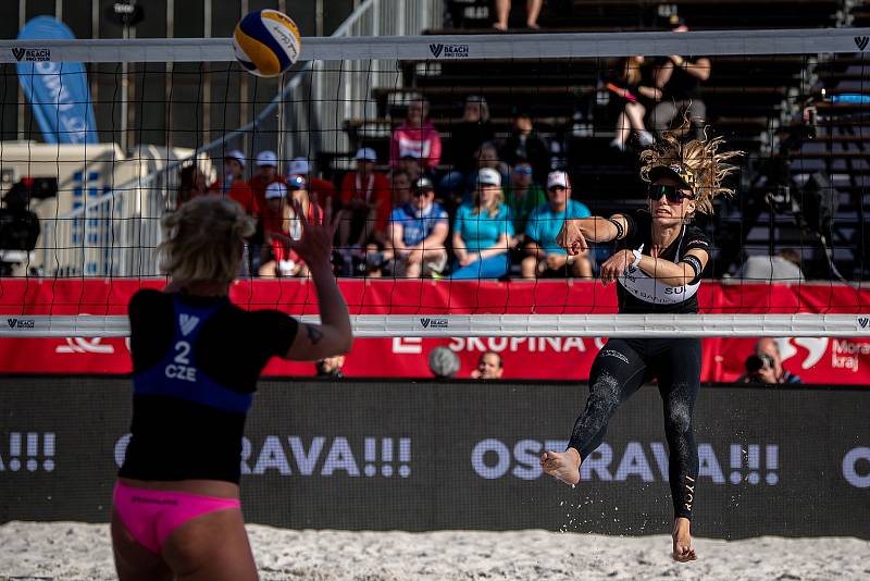 Turnaj Pro Tour kategorie Elite v plážovém volejbale J&T Banka Ostrava Beach Pro, 26. května 2022 v Ostravě. (zleva) Marie-Sara Štochlová z České republiky a Nina Brunner ze Švýcarska.