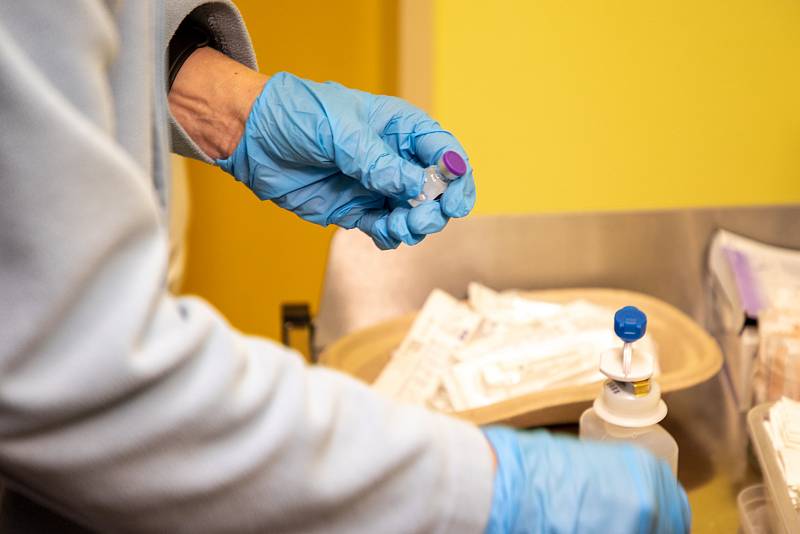 Ve Fakultní nemocnici Ostrava začalo očkování proti nemoci  Covid-19 koncem roku 2020 - 29. prosince.
