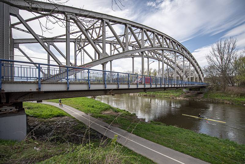 Ředitelství silnic a dálnic ČR připravuje nutnou opravu historicky významného mostu přes řeku Odru na silnici I/56 vedoucí z Ostravy na Hlučín a Opavu, 6. května 2021 v Ostravě. Důležitý most u Outlet Arény bude od 31. května do konce roku uzavřen.