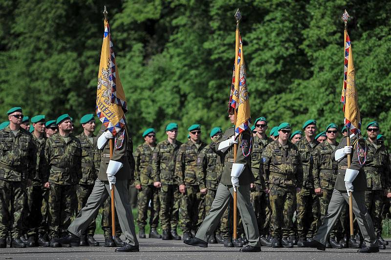 Slavnostní nástup vojáků Krajského vojenského velitelství Ostrava u pomníku Rudé armády 30. dubna 2018 v ostravských Komenského sadech připomněl 73. výročí osvobození Ostravy.