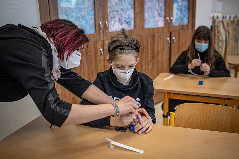 Žáci ZŠ Sekaniny provádějí antigenní testy, 12. dubna 2021 v Ostravě. Podmínkou pro účast na vyučování byl negativní test na přítomnost viru COVID-19.
