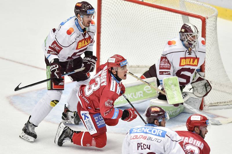 Utkání 9. kola hokejové extraligy: HC Oceláři Třinec - HC Sparta Praha, 12. října 2018 v Třinci. Na snímku (vlevo) Steven Delisle a Jiří Polanský.
