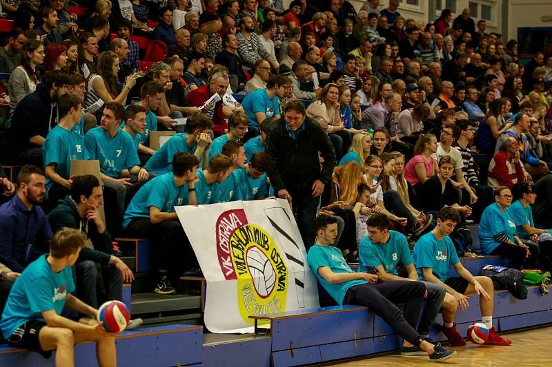 SKVĚLOU ATMOSFÉRU mělo třetí čtvrtfinále play-off. Volejbalisty Ostravy přišlo do haly povzbudit osm stovek diváků a hráči obou týmů předváděli skvělé zákroky.