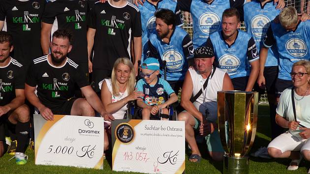 Sportovní osobnosti Šachtaru BO Ostrava pomohly v sobotu odpoledne sedmiletému Františkovi, na jehož léčbu se charitativním zápasem v Darkovičkách podařilo vybrat 143 tisíc korun.