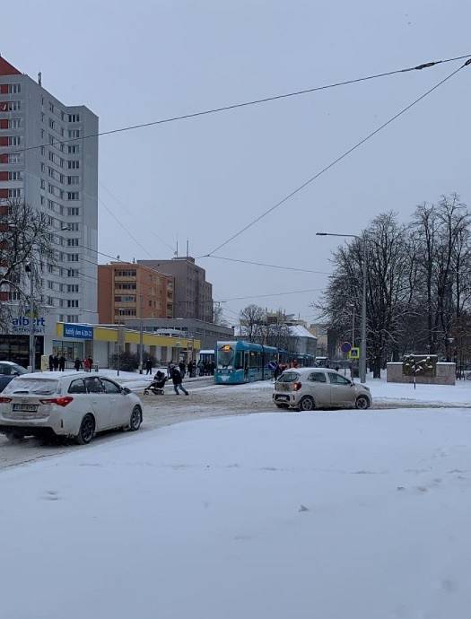 Tramvaje od Dolu Jindřich stojí oběma směry.