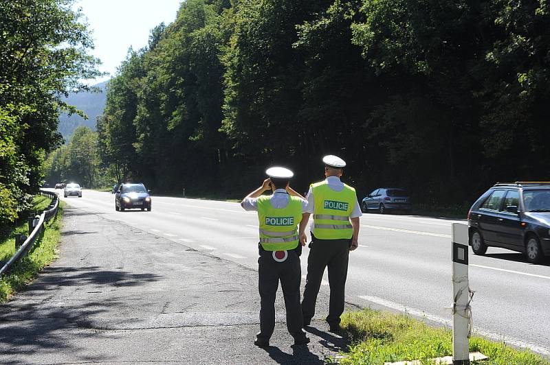 Velkou razii na řidiče autobusů a také pasažéry z řad cizinců provedli v úterý policisté v celé České republice. 