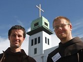 Františkáni Ondřej Bonaventura Čapek (vpravo) a Jakub František Sadílek připomínají lidem křesťanské hodnoty.
