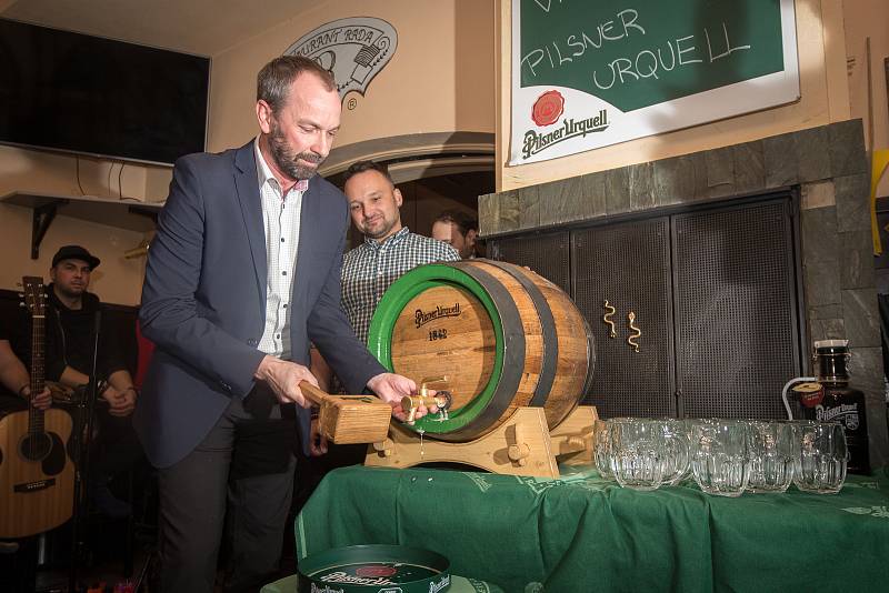 První várka Pilsner Urquell v pivnici U Rady, 2. listopadu 2018 v Ostravě.