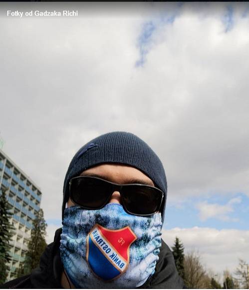 Fanoušci Baníku Ostrava nosí roušky s logem ostravského fotbalového týmu.