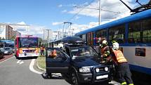 Nehoda ostravské tramvaje a terénního vozidla Opel Frontera se stala v pátek odpoledne před 15. hodinou v Ostravě-Hrabůvce v rušné čtyřproudé ulici Dr. Martínka, oddělené tramvajovým pásem.