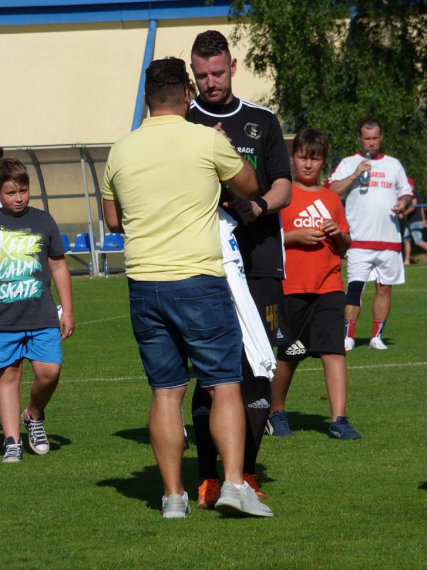 Hokejové a fotbalové osobnosti Šachtar BO Ostrava pomohly v Bohumíně malému Kubíkovi. Na snímku Jan Laštůvka.