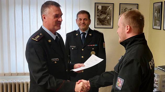 Policista Vojtěch Kausta převzal ocenění za záchranu čtyřleté dívky.