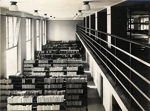 Interiér veřejné knihovny v Moravské Ostravě na počátku roku 1930.