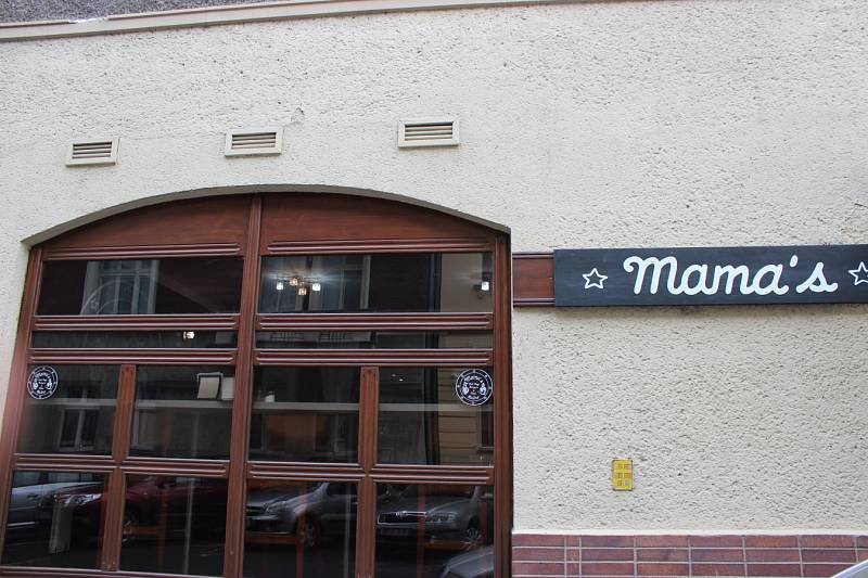 Mama‘s bistro. Novinkami jsou mimo jiné černá výmalba, nové logo s podobiznami bratrů Kaňákových, změny v jídelníčku a samozřejmě tři hvězdy u vstupu. 