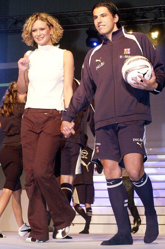 Fotbaloví reprezentanti předvedli nové kolekce sportovního i společenského oblečení od Pumy a Steilmana, v němž se představí na EURO. Na snímku Milan Baroš. 8. 6. 2004.
