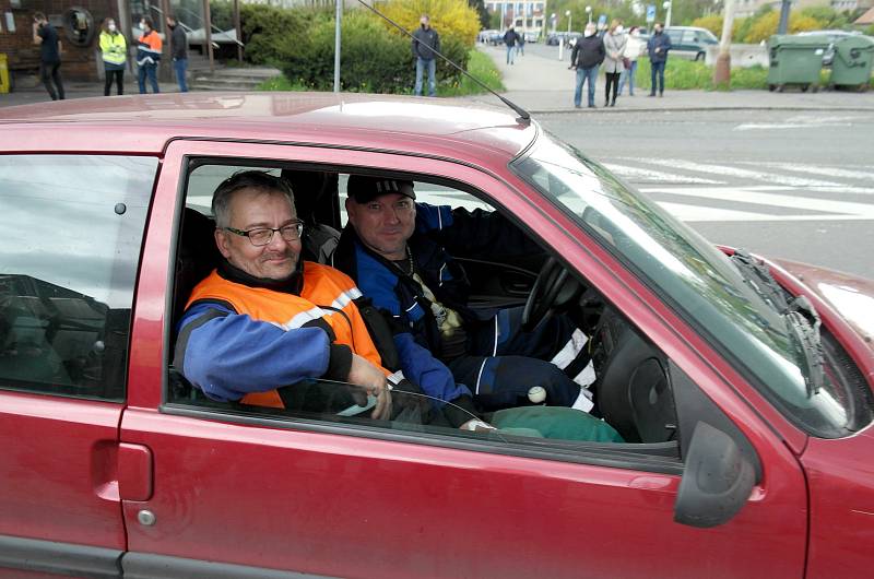 Protestní mítink před hlavní branou podniku LIBERTY Ostrava v městské části Kunčice ve středu 5. května 2021.