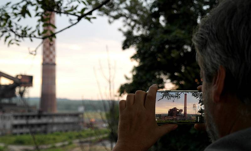 Na odstřel vítkovického komínu Strakáč, 3. srpna 2019 v Ostravě se přišly podívat i celé rodiny.