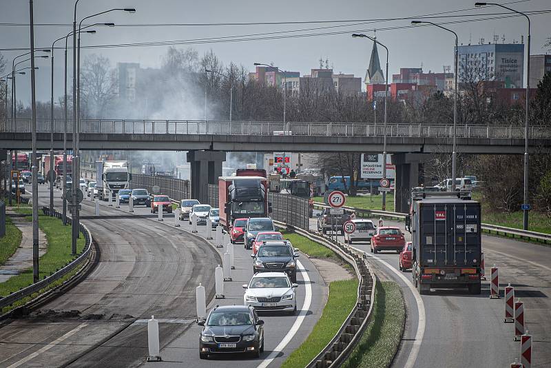 Oprava vozovky na ulici Místecká (silnice I/56), 23. dubna 2021 v Ostravě.