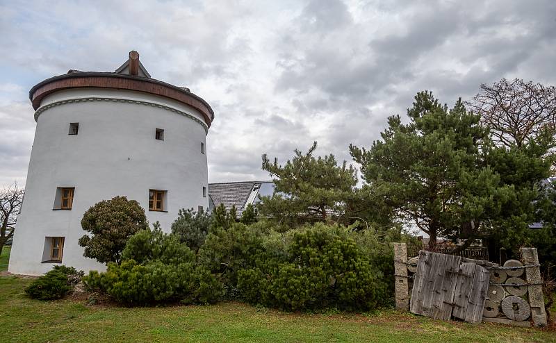 Stavba čtvrtstoletí, 12. listopadu 2019 ve Zbaslavicích. Mlýn Vrchpolí, Zbyslavice.