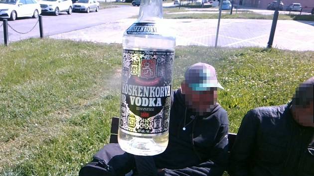VIDEO: Des policiers d’Ostrava ont pris des bouteilles et des boîtes d’alcool à des buveurs en plein air