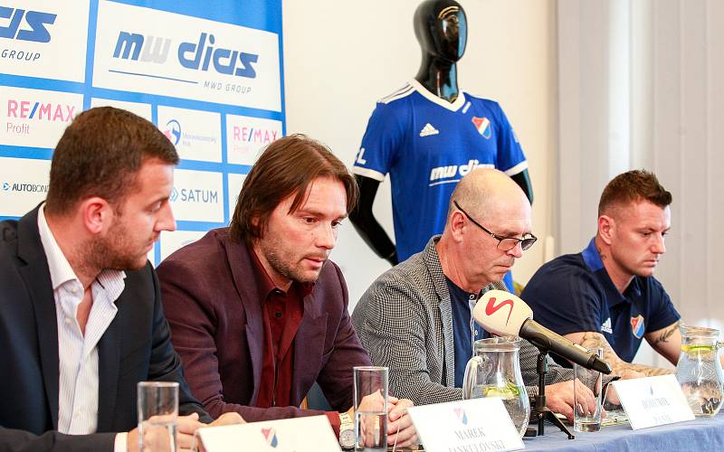 Tisková konference FC Baníku Ostrava.Na fotografii zleva Michal Bělák, Marek Jankulovski, Bohumil Páník, Jan Laštůvka