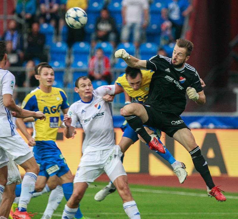 I. liga, 4. kolo, FC Baník - FK Teplice: 3 : 3, na snímku uprostřed v bílém Oleksandr Azatskyi, vpravo Martin Šustr