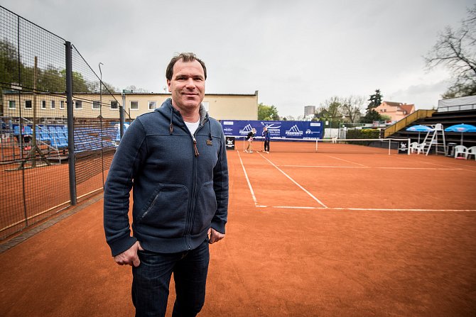 NA KURTECH. Tenis provází Václava Roubíčka celý život. Na antukových dvorcích SC Ostrava, kde šéfuje turnaji Prosperita Open.