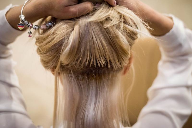 Dominika Bittner Jandačová si nechává vlasy pravidelně upravovat. Dvě tři řady odspodu a maximálně čtyři po bocích. Takto vypadají navázané vlasy pomocí keratinu. Nesmí být vidět, ani když se stáhnou do copu či drdolu. 