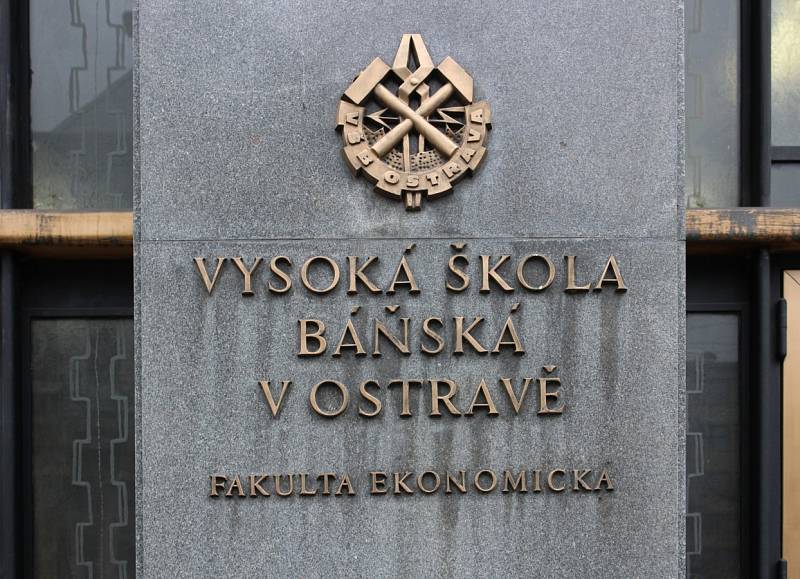 Studenti Ekonomické fakulty VŠB-TU Ostrava dlouhodobě navštěvují budovu v Sokolské třídě. Univerzita nyní zvažuje, zda budovu opraví, nebo postaví pro fakultu novou přímo v univerzitním kampusu v Porubě.