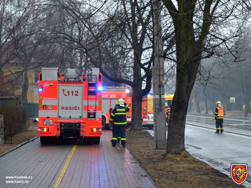 Akce záchranářů při vážné nehodě taxíku