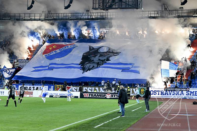 Fotbalisté ostravského Baníku (v bílém) proti Hradci Králové (7. května 2022)