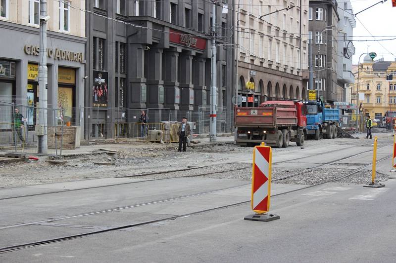 Rekonstrukce inženýrských sítí pod povrchem pravého jízdního pruhu ulice Nádražní v centru Ostravy. 