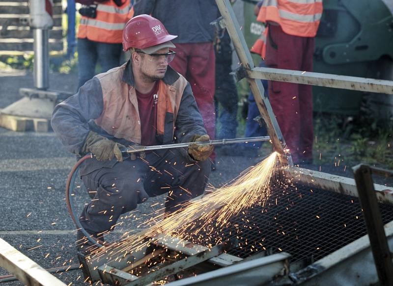  Ostravská demoliční a stavební firma DAV se ve středu pustila do strhávání čtyř stožárů na stadionu Bazaly.