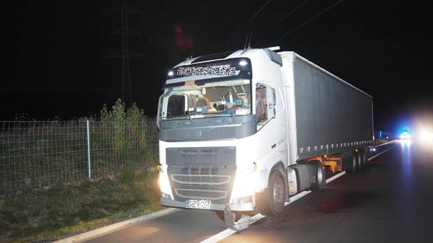 Nebezpečná jízda. Opilý a zdrogovaný řidič kamionu kličkoval po dálnici -  Deník.cz