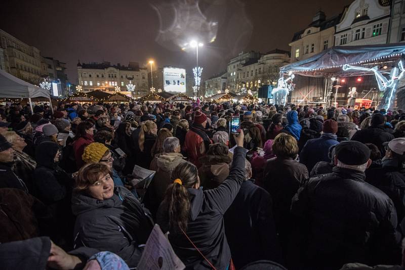 Akce Česko zpívá koledy v Ostravě na Masarykově náměstí.