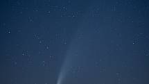 Kometa C/2020 F3 NEOWISE u větrného mlýnu, který se nachází v obci Stará Ves u Bílovce, 13. července 2020.