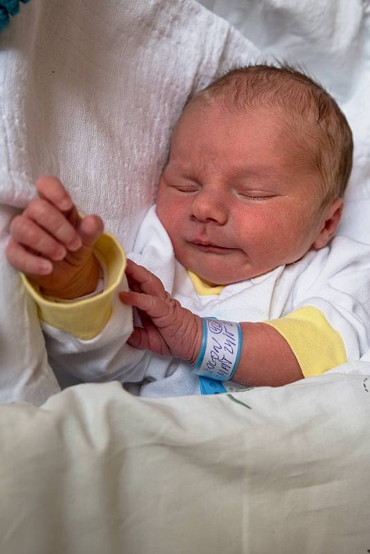 Tomáš Absolon z Dolní Lutyně, narozen 24. května 2021 v Karviné, míra 49 cm, váha 3020 g. Foto: Marek Běhan