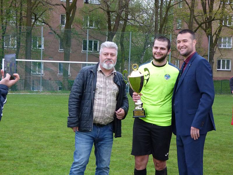 Fotbalisté Staré Bělé (v zeleném) zvítězili ve středečním finále Poháru MěFS Ostrava nad Ostravou-Jih 3:1.