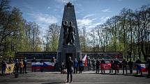 Čeští příznivci ruského motorkářského klubu Noční vlci se sešli u památníku vojáků Rudé armády v Komenského sadech, 30. dubna 2021 v Ostravě.