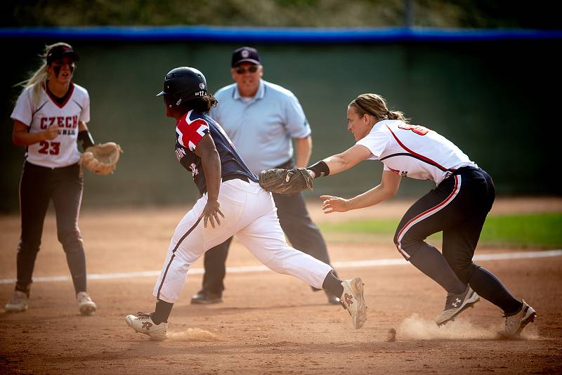 Mistrovství Evropy žen v softbalu, zápas o 3. místo Británie - ČR, 6. července 2019 v Ostravě. Na snímku (zleva) MYERS Nerissa a JAKESOVA Tereza.