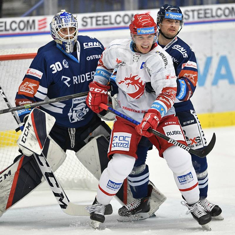 Utkání 8. kola hokejové extraligy: HC Vítkovice Ridera - HC Oceláři Třinec, 20. října 2021 V Ostravě. (zleva) brankář Vítkovic Aleš Stezka, Marko Daňo z Třince a Rastislav Dej z Vítkovic.