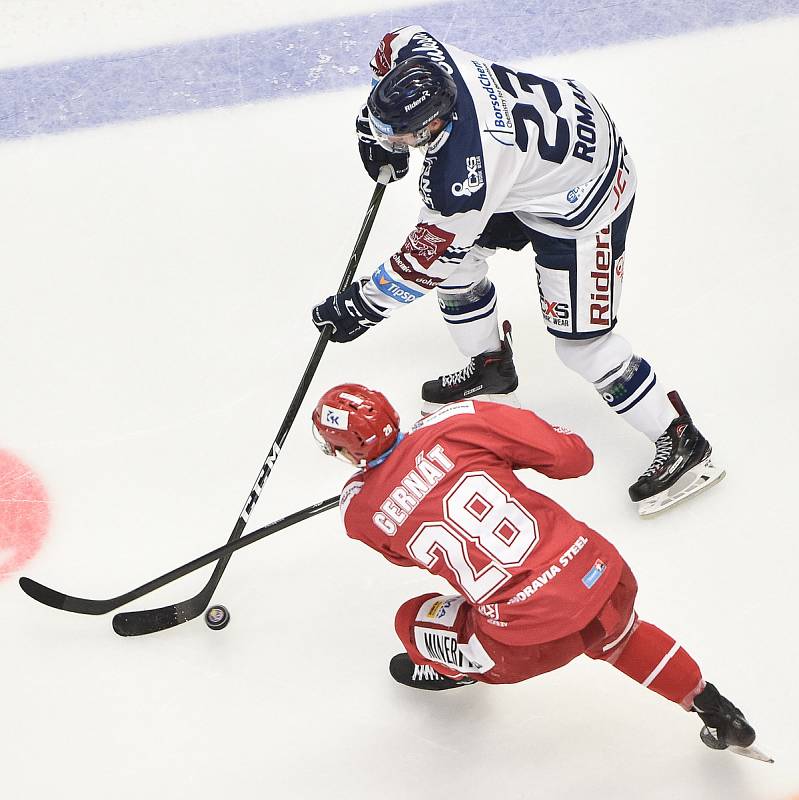 Utkání 7. kola hokejové extraligy: HC Vítkovice Ridera - HC Oceláři Třinec, 3. října 2019 v Ostravě. Na snímku (zhora) Ondřej Roman a Martin Gernát.