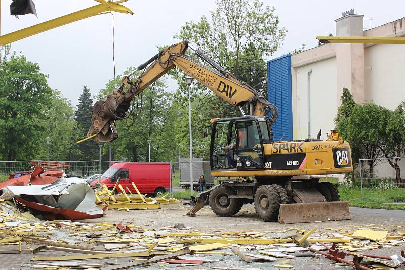 Demolice staré tržnice na Černé louce, 16. května v Ostravě.