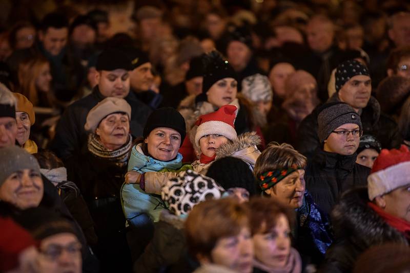 Akce Deníku Česko zpívá koledy na Masarykově náměstí v Ostravě, středa 12. prosince 2018.