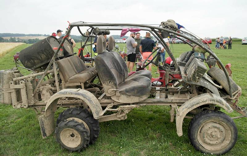 Letiště v Hati v česko – polském pohraničí hostilo osmý ročník akce s názvem Retro Chrchel, srazu milovníků malých motocyklů. Hať, 17. července 2021.