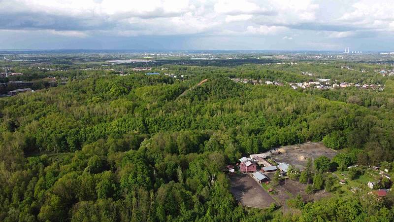 Výhledy z Haldy Ema nabízejí pohled na město Ostrava, Beskydy, Nízký Jeseník a ještě dál.